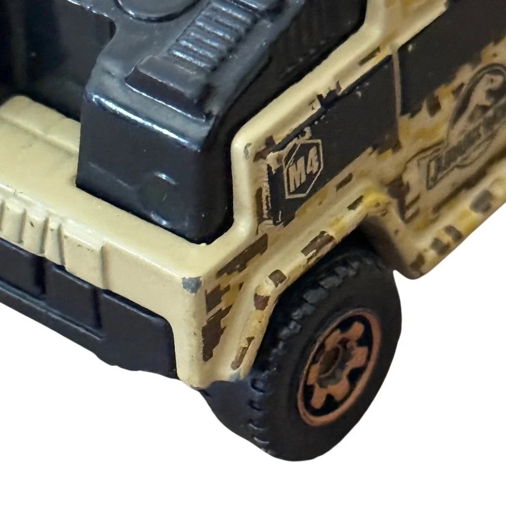 Matchbox Jurassic Park GM Hummer Diecast Car 2000 Mattel 1:70 Scale Tan Camo